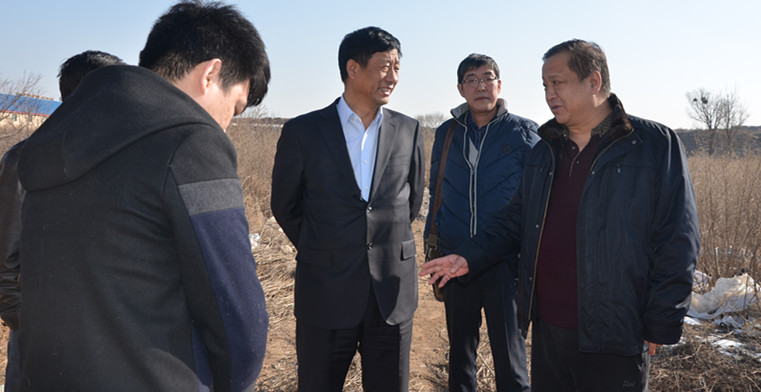 實(shí)地察看車站北街的斷頭路。.jpg
